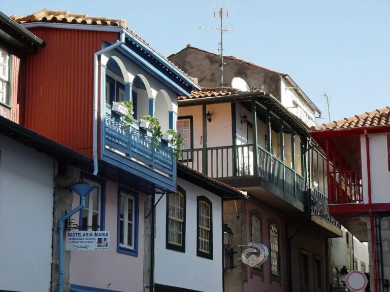 Casas con balcones de madera de colores en el casco antiguo de Chaves