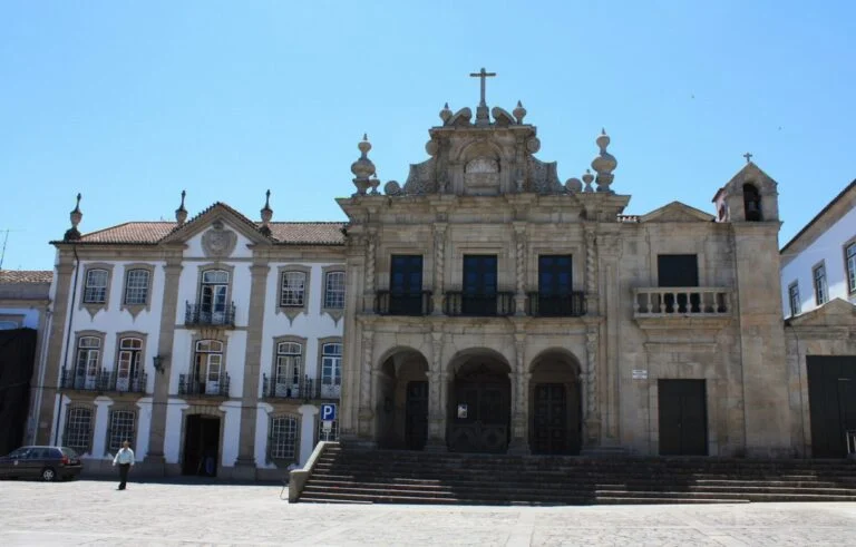 Iglesia de la Misericordia en la Plaza de Camões de Chaves