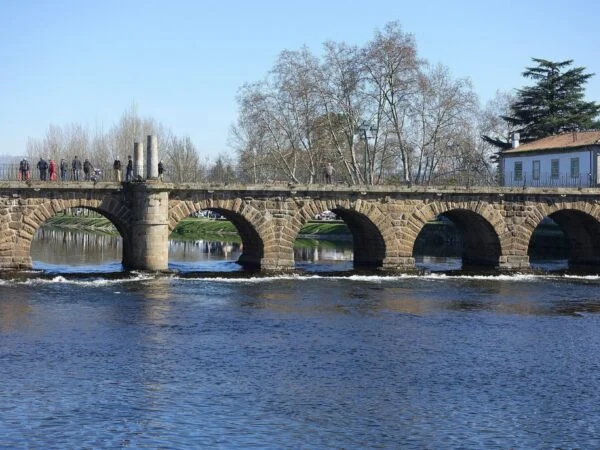 Puente romano de Trajano sobre el río Támega en Chaves (Portugal)