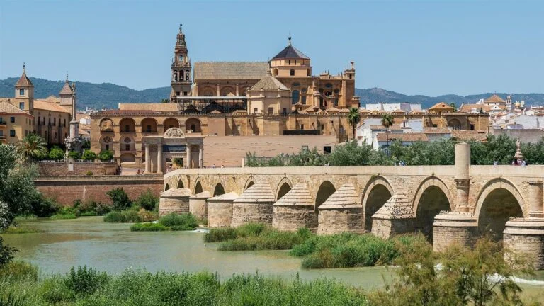 Mezquita-Catedral y Puente Romano de Córdoba sobre el Guadalquivir