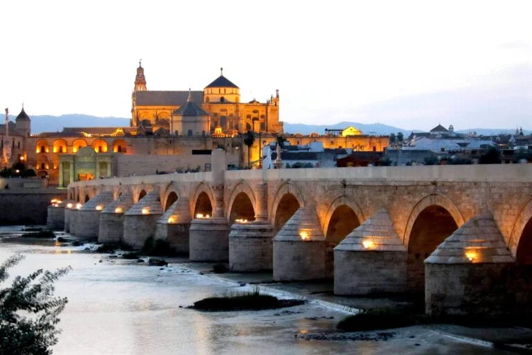 Puente Romano y Mezquita-Catedral de Córdoba iluminados al anochecer